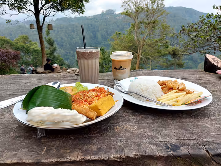 makanan di cafe dpakar bandung