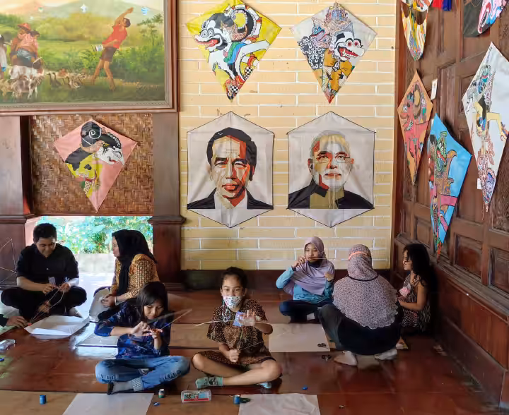 membuat layang-layang di Museum Layang-Layang Indonesia