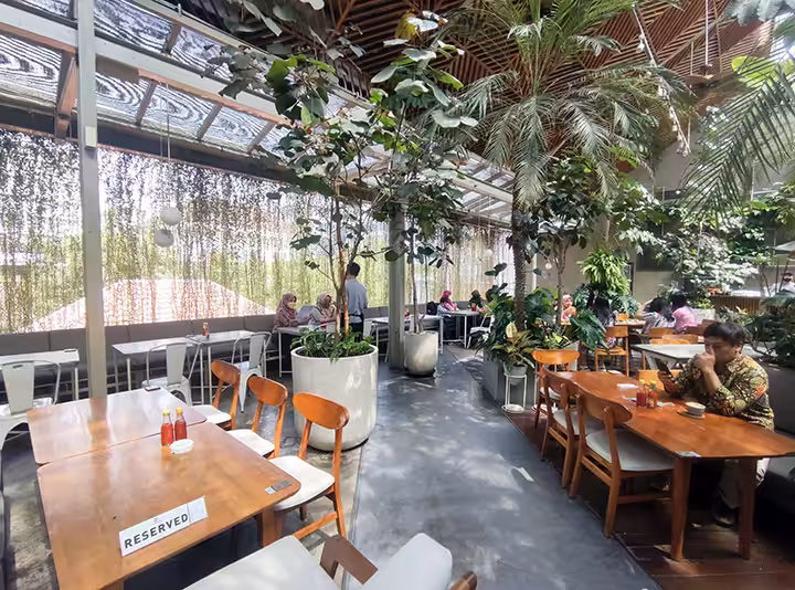 suasana di Jardin Cafe Bandung