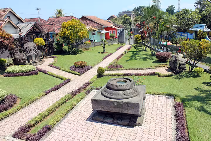 taman dan relief candi jago