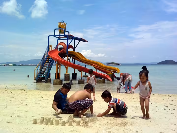 wahana anak di Pantai Sari Ringgung