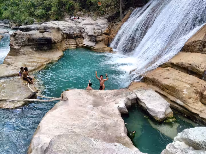 berenang di Air Terjun Tanggedu Sumba