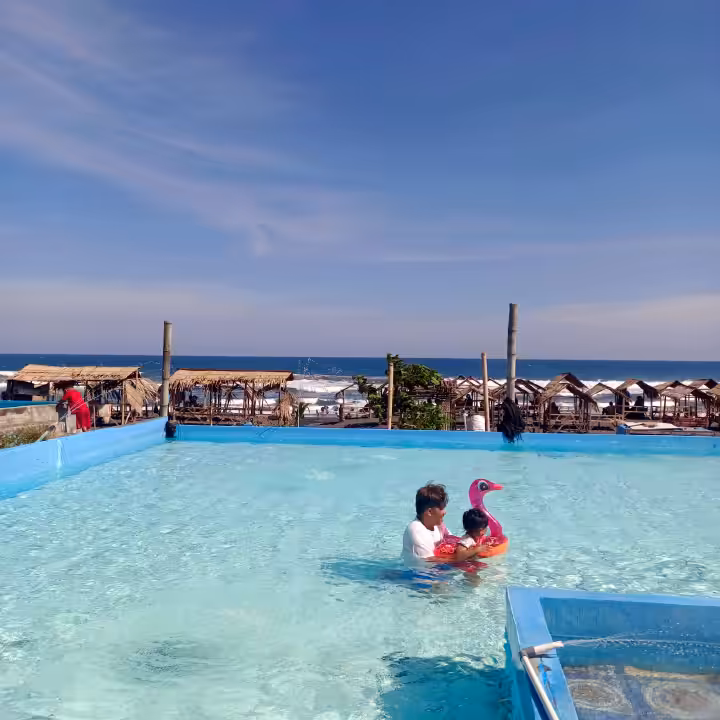 berenang di Pantai Jatimalang Purworejo