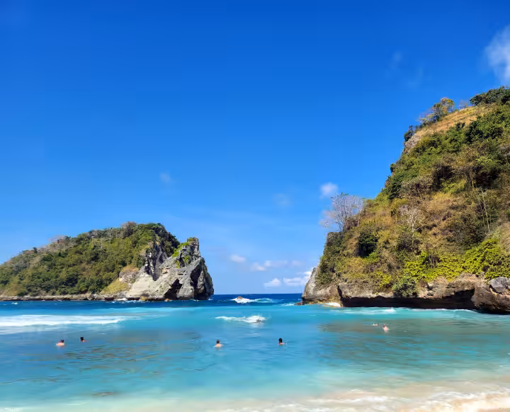 berenang di Pantai Atuh Nusa Penida