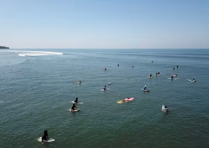 berenang di Pantai Medewi Bali