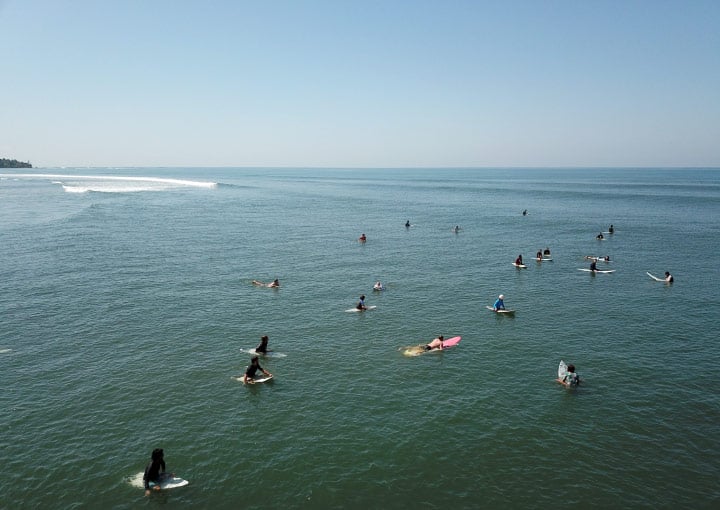 berenang di Pantai Medewi Bali