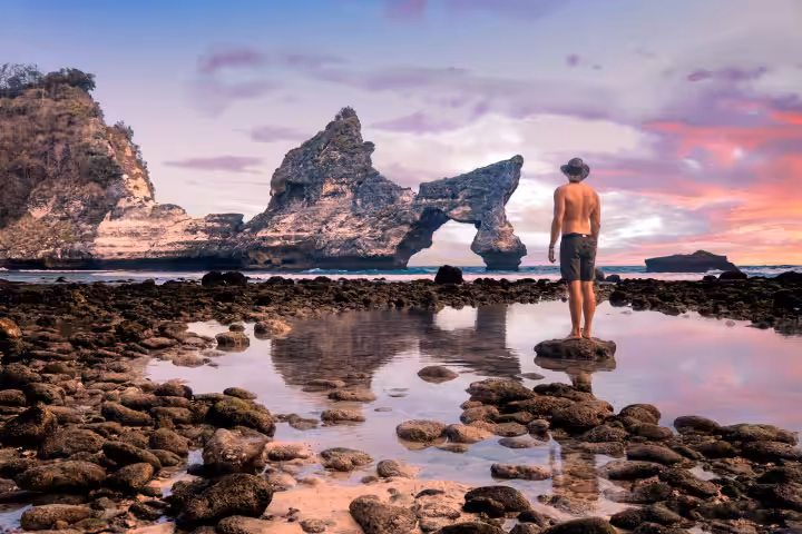 berfoto di Pantai Atuh Nusa Penida
