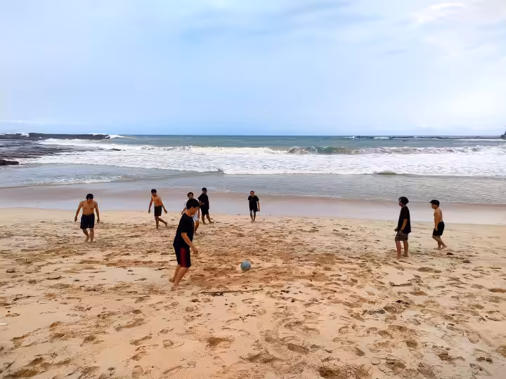 bermain di Pantai Legon Pari