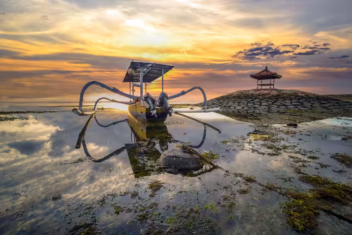 bermain di Pantai Matahari Terbit
