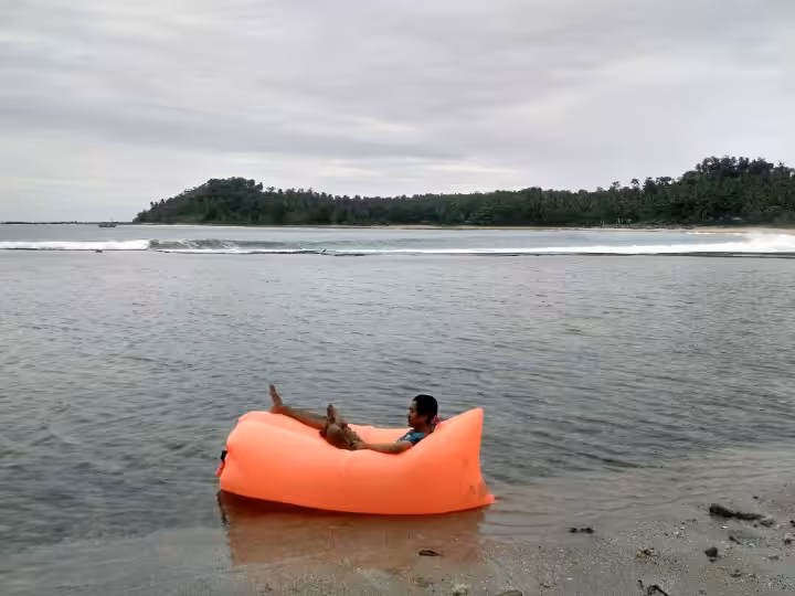 bersantai di Pantai Legon Pari