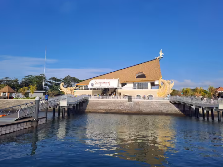 dermaga boat di Pantai Matahari Terbit