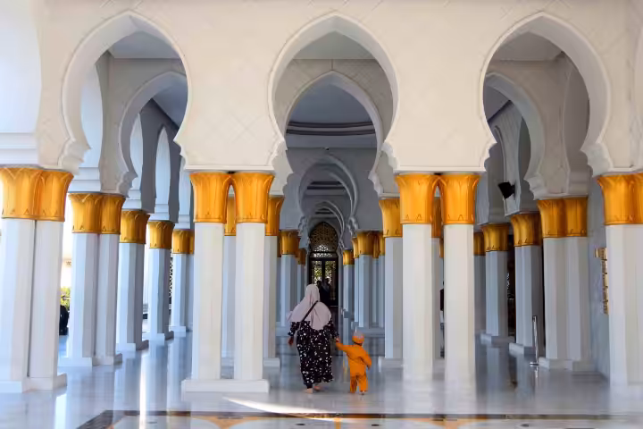 interior di Masjid Raya Sheikh Zayed Solo