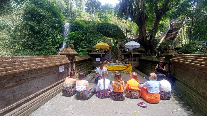 melukat di pura mengening gianyar