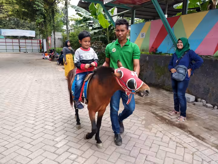 naik kuda di Kebun Kurma Pasuruan