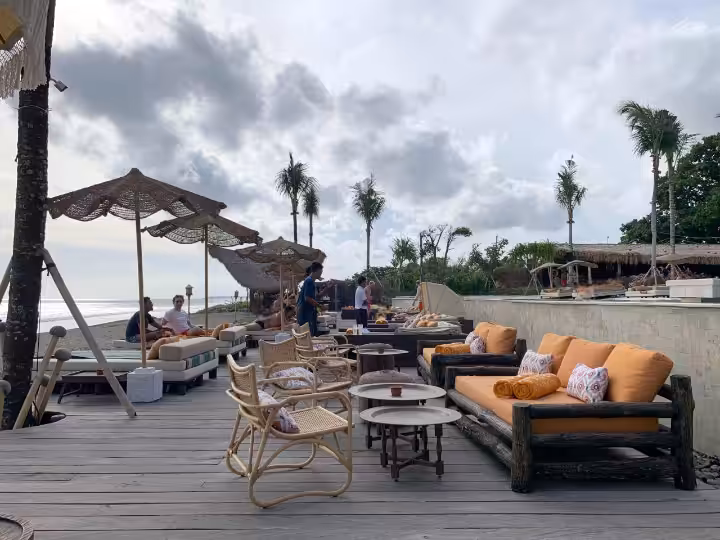 tempat nongkrong di Mari Beach Club