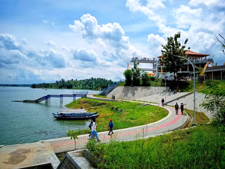 pedestrian Waduk Cacaban Tegal