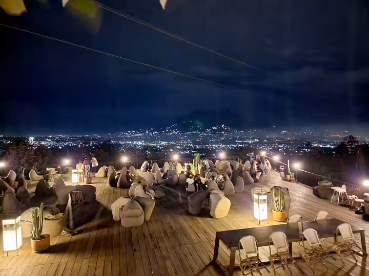 suasana malam di Kopi Nako Kebon Jati Bogor