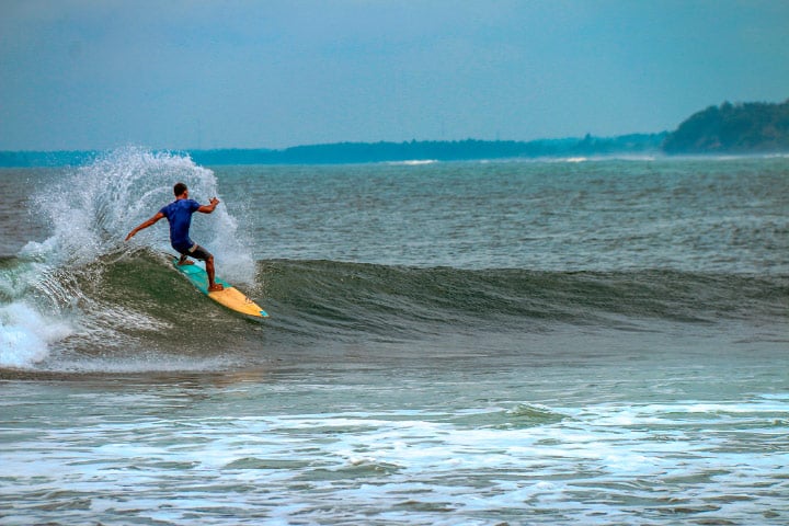 surfing di Pantai Medewi Bali