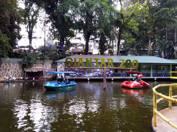 wahana permainan di Taman Hewan Pematang Siantar