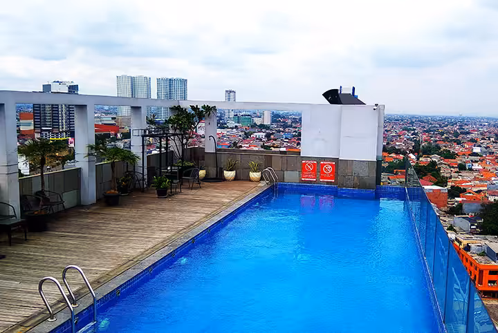 ASTON Bekasi sky lounge dan kolam renang outdoor