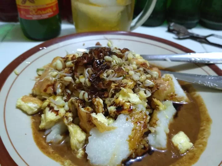 Lontong Tahu Telur
