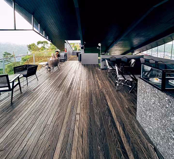 The Upper Clift Resort & Cafe Sentul buka jam berapa