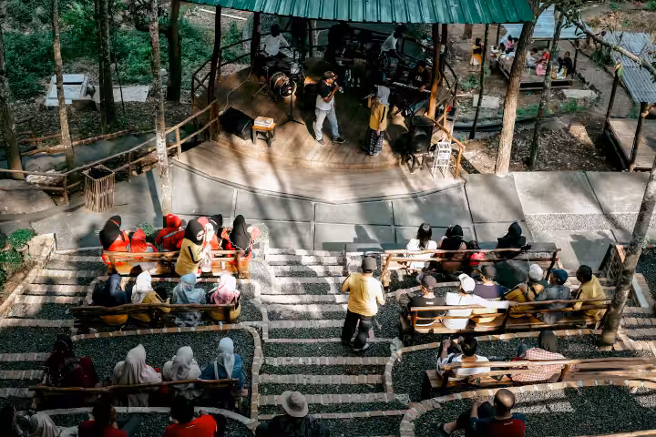 panggung live music Lengkung Langit Dua