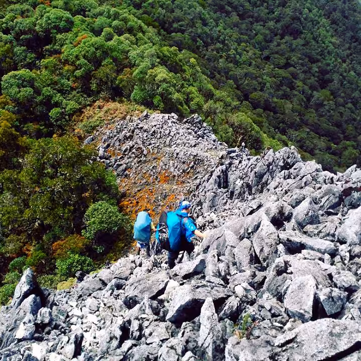 gunung binaiya terletak di provinsi maluku