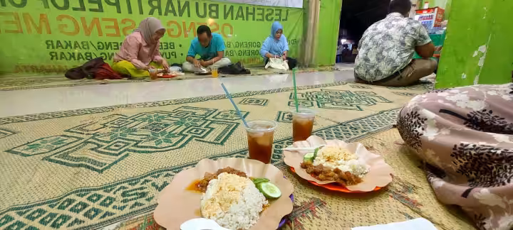 interior Warung Oseng Mercon Bu Narti