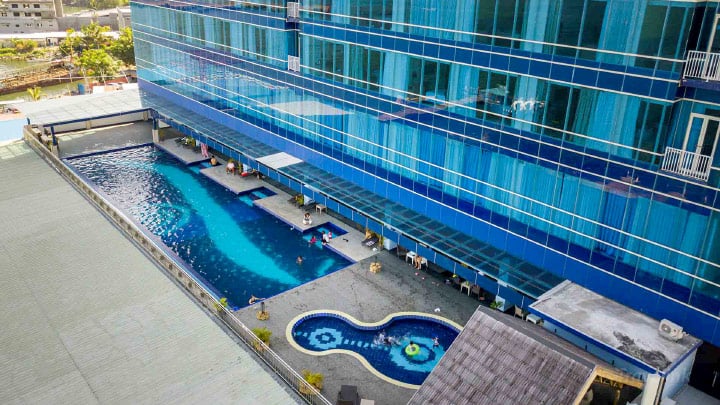 kolam renang di Swiss Belhotel Makassar