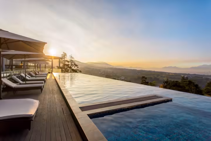 kolam renang Swiss Belresort Dago Heritage