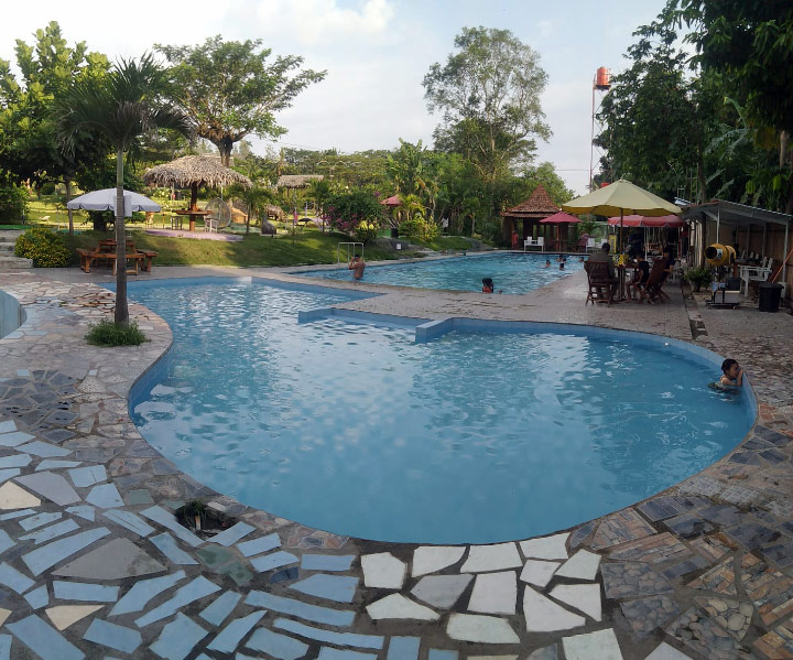 kolam renang di Edum Park Tegaldowo