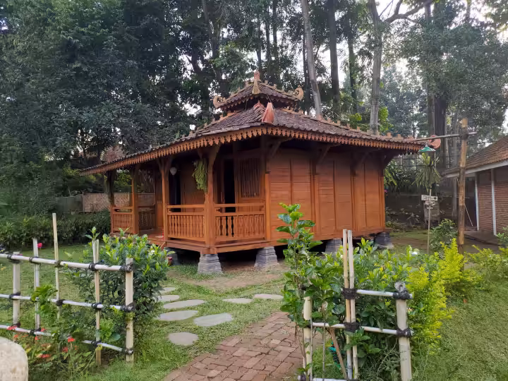 fasilitas di Waroeng Kopi Klotok Cisarua