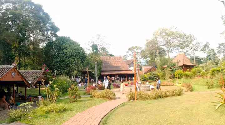 outdoor area Waroeng Kopi Klotok Cisarua