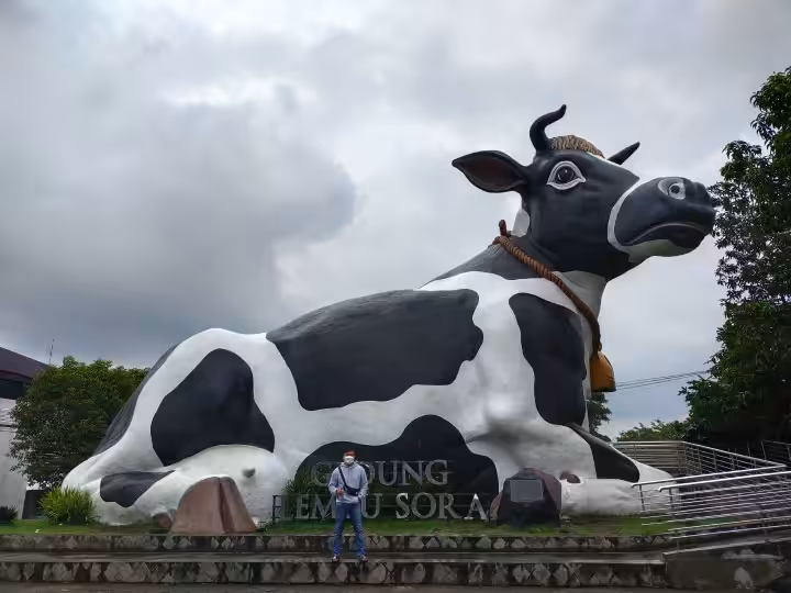 patung sapi Alun-Alun Kidul Boyolali