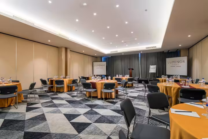 ruang pertemuan Hotel Luminor Surabaya