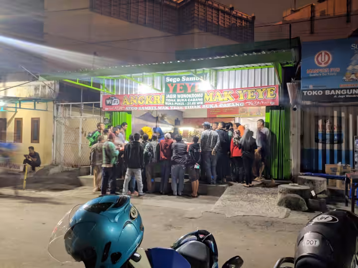 antrian Sego Sambel Mak Yeye