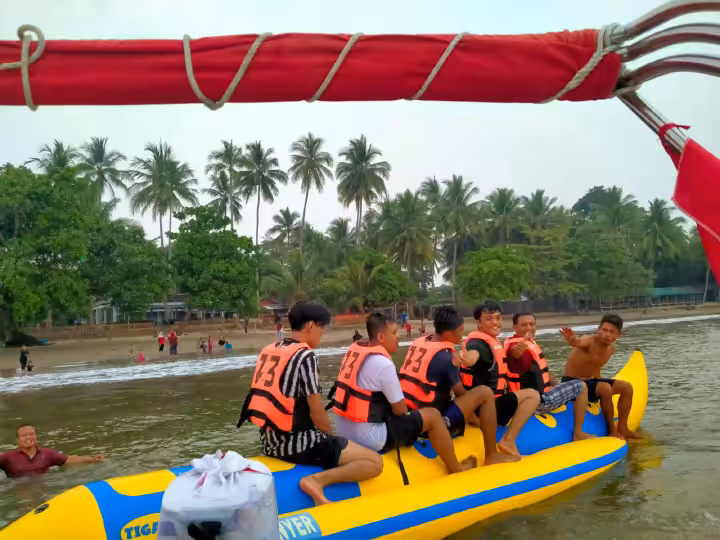 banana boat Pantai Lagundi Anyer