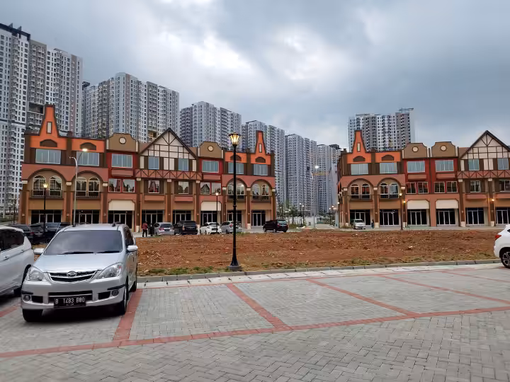 arstitektur khas eropa di La Riviera PIK 2