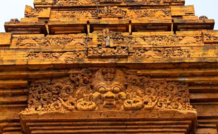 candi bajang ratu peninggalan kerajaan