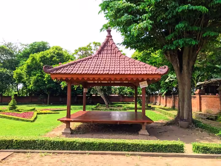 fasilitas dan fungsi candi bajang ratu