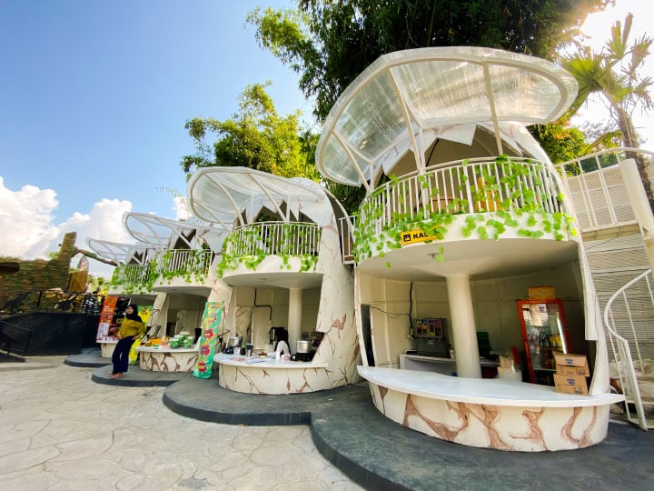 fasilitas food court di Wisata Garut Dinoland