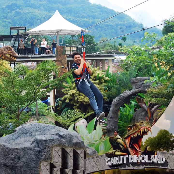 flying fox Wisata Garut Dinoland