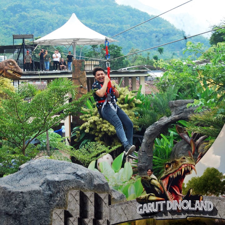 flying fox Wisata Garut Dinoland