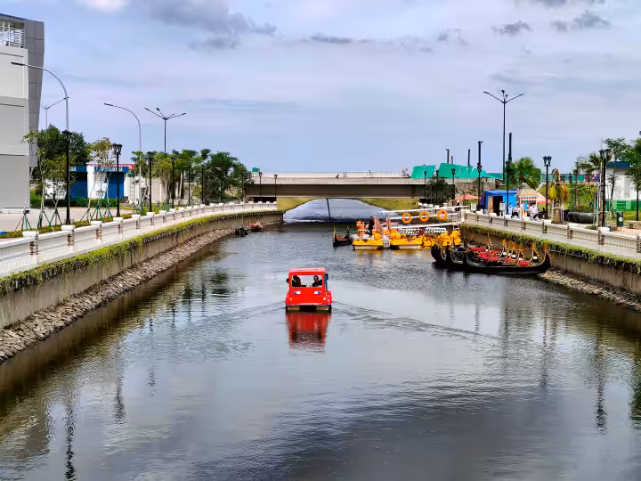 kanal buatan di La Riviera PIK 2