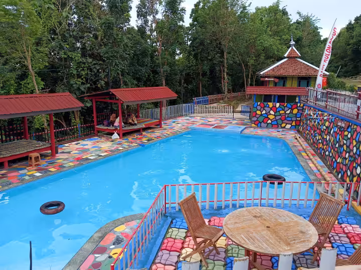 kolam renang di Puncak Saka Kulon Progo
