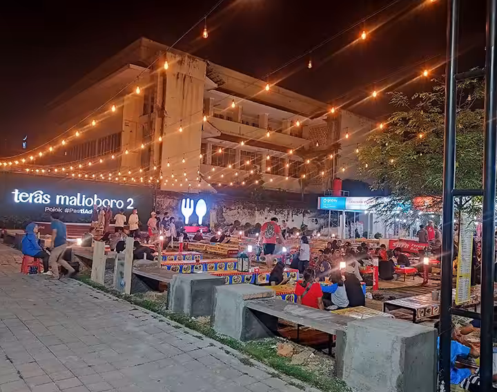teras malioboro 2 buka jam berapa