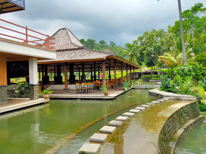 fasilitas restoran di Aling-Aling Waterfall Bali