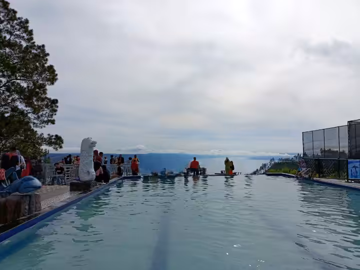 kolam renang di Maulana Villa & Cafe Karo