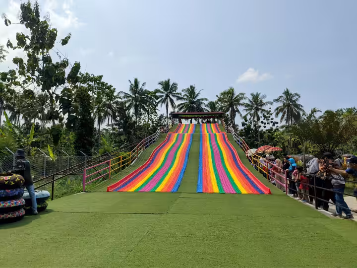 perosotan pelangi Borobudur Land Magelang